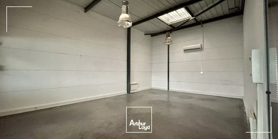 À louer : Centre d'affaires moderne avec bureaux aménagés et parkings - Visibilité et accessibilité optimale