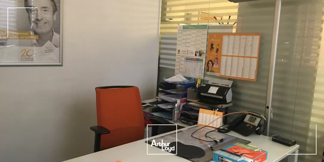 Bureaux cloisonnés Lens 62 avec extérieur - vitrine climatisation