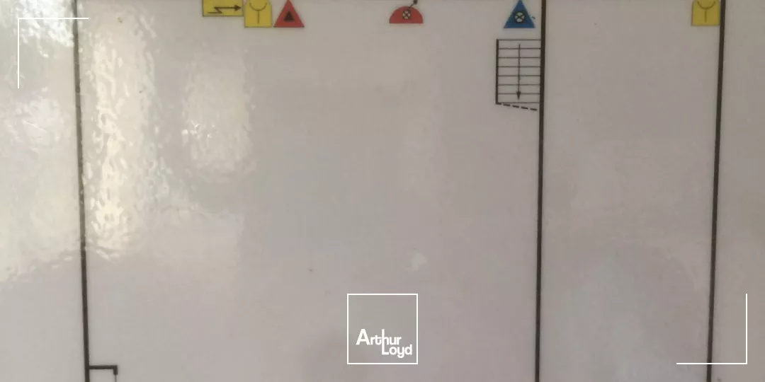 ENTREPOT INDEPENDANT AVEC STOCKAGE EXTERIEUR 