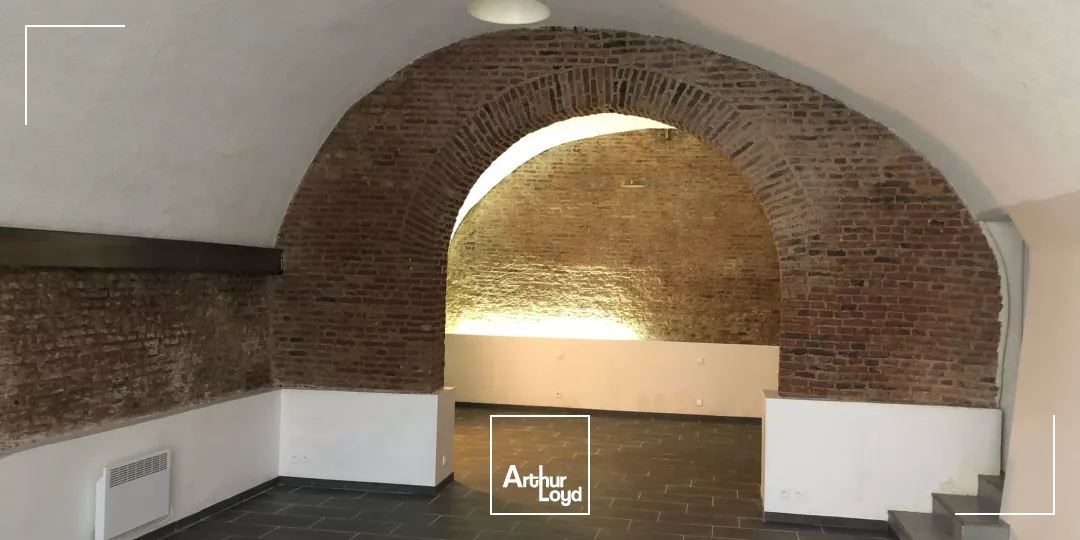 A vendre locaux en RDC dans le Vieux-Lille, Avenue du Peuple Belge. 