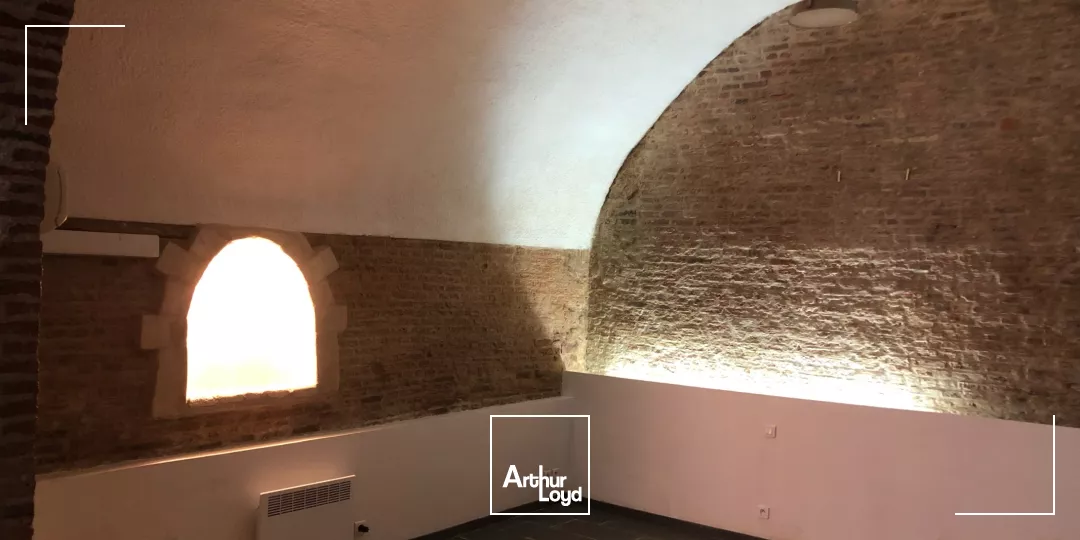 A vendre locaux en RDC dans le Vieux-Lille, Avenue du Peuple Belge. 