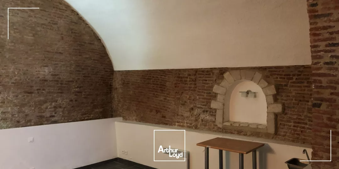 A vendre locaux en RDC dans le Vieux-Lille, Avenue du Peuple Belge. 