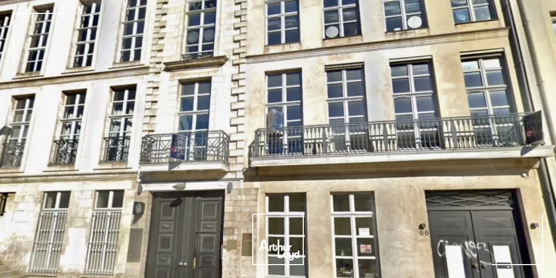 A vendre locaux en RDC dans le Vieux-Lille, Avenue du Peuple Belge. 