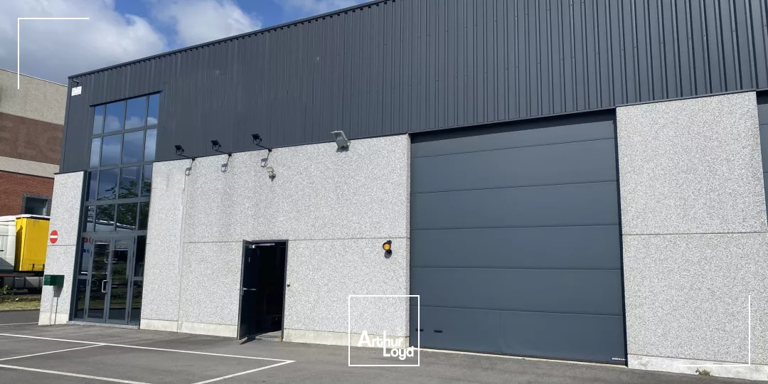 A louer entrepot , local d'activite à RONCQ en zone d'activite.effet d'enseigne sur L' autoroute A22 ( LILLE /GAND) .En face de AUCHAN RONCQ 