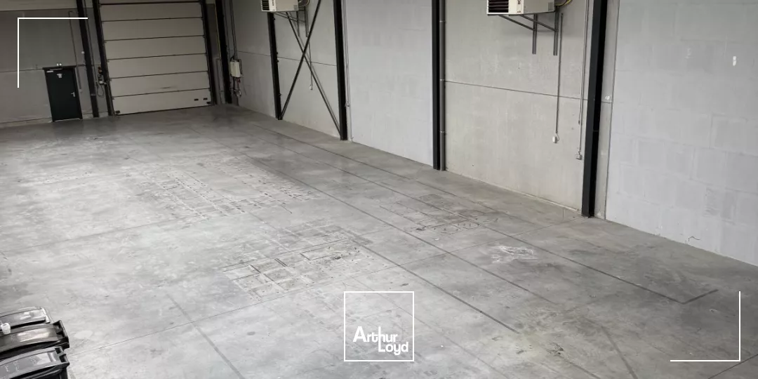 A louer entrepot , local d'activite à RONCQ en zone d'activite.effet d'enseigne sur L' autoroute A22 ( LILLE /GAND) .En face de AUCHAN RONCQ 