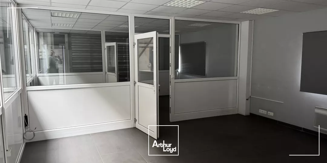 A louer entrepot , local d'activite à RONCQ en zone d'activite.effet d'enseigne sur L' autoroute A22 ( LILLE /GAND) .En face de AUCHAN RONCQ 