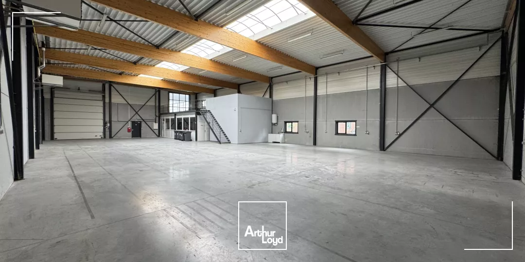 A louer entrepot , local d'activite à RONCQ en zone d'activite.effet d'enseigne sur L' autoroute A22 ( LILLE /GAND) .En face de AUCHAN RONCQ 