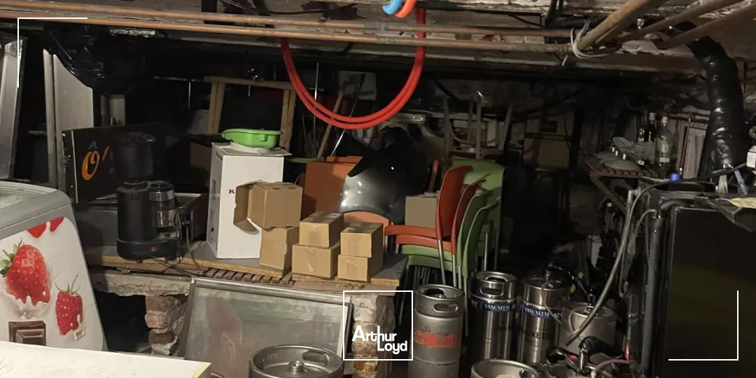 Local à louer en plein coeur du quartier étudiant. Extraction en place idéal restauration. 