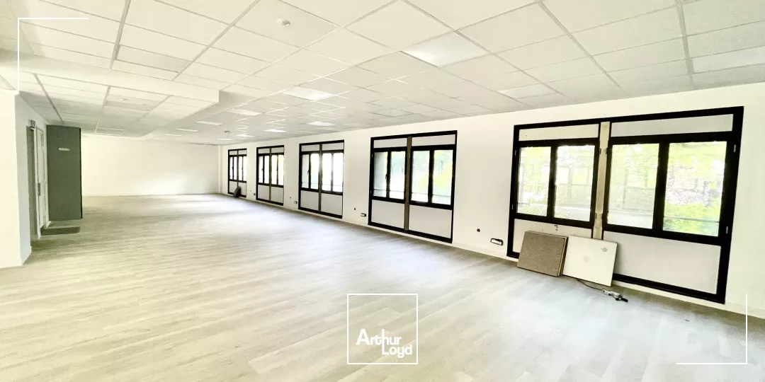 Bureaux Rénovés 265 m² Centre-Ville de Lille - Vue Quai du Wault, Parkings Privatifs