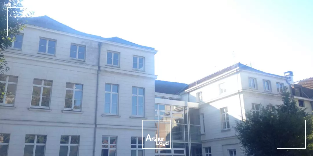 Hôtel Particulier dans le Vieux Lille - Bureaux Lumineux avec vue sur la Treille. Deux surfaces disponibles avec parkings. 