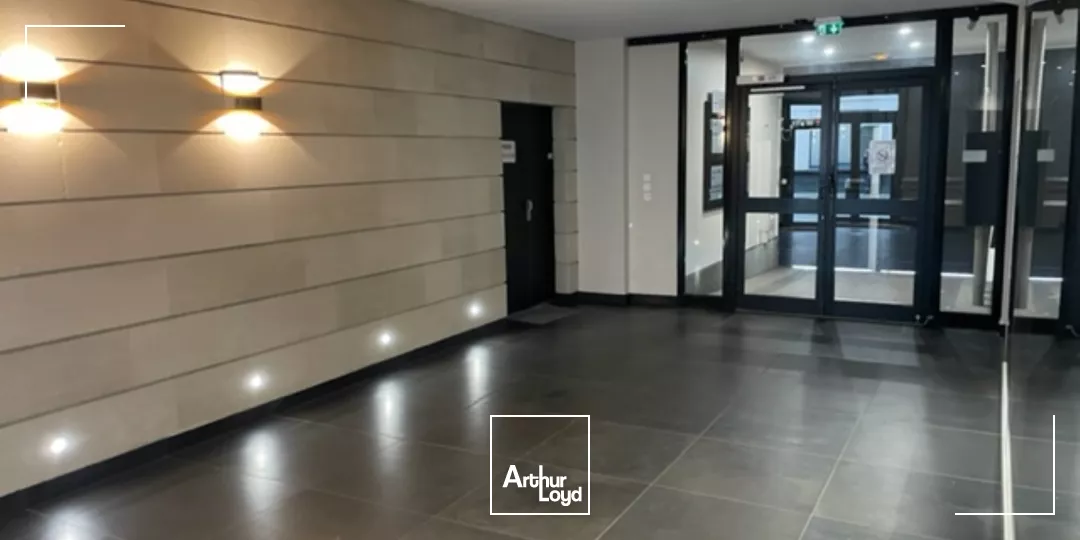 Bureaux rénovés avec parkings - Emplacement stratégique, immeuble de standing