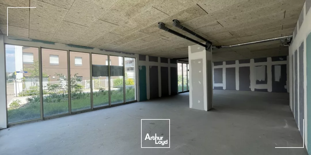 Rez-de-chaussée commercial à Louer de environ 132 m2 - Secteur Villeneuve d'Ascq. 