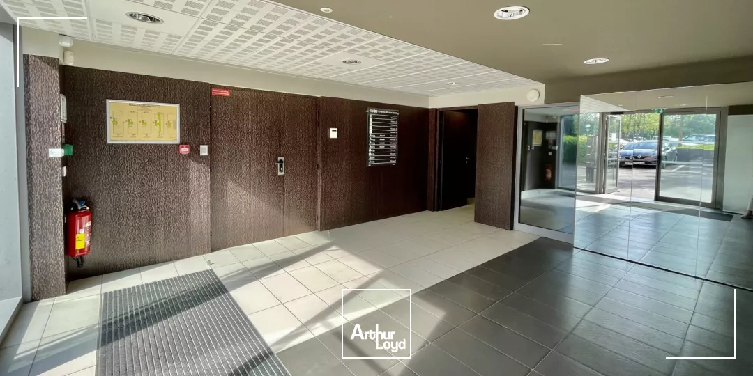 Surface 393 m2 à Louer - Proche du Tramway -Grands Boulevards 