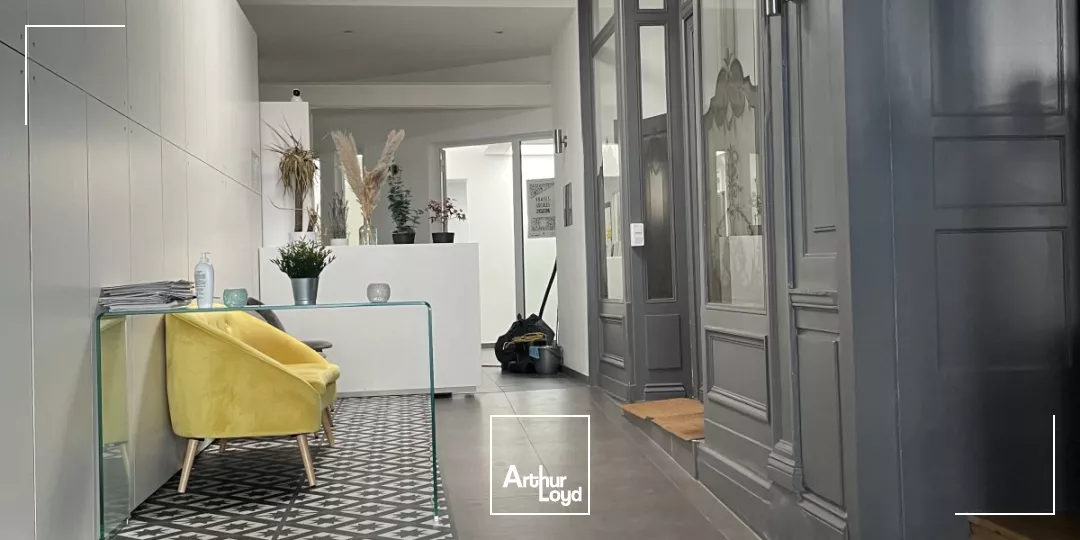 Emplacement idéal pour la vente de ses bureaux au coeur du Vieux Lille, à proximité de l'Avenue du Peuple Belge, du boulevard Carnot, de la rue de Gand et de ses restaurants, du Centre ...