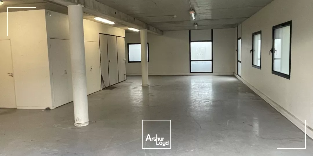 Entrepôt & Bureaux à Louer Wambrechies - Parkings