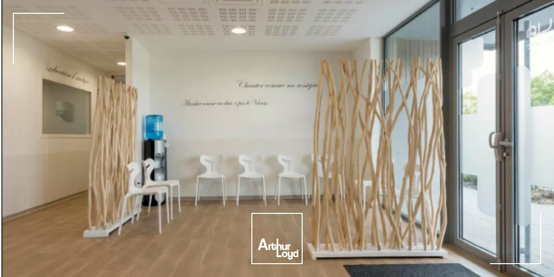 Locaux récents à proximité du métro et du tramway, immeuble récent aux normes PMR - Locaux spacieux et bien situés, parfaits pour des cabinets médicaux ou professions libérales.La...