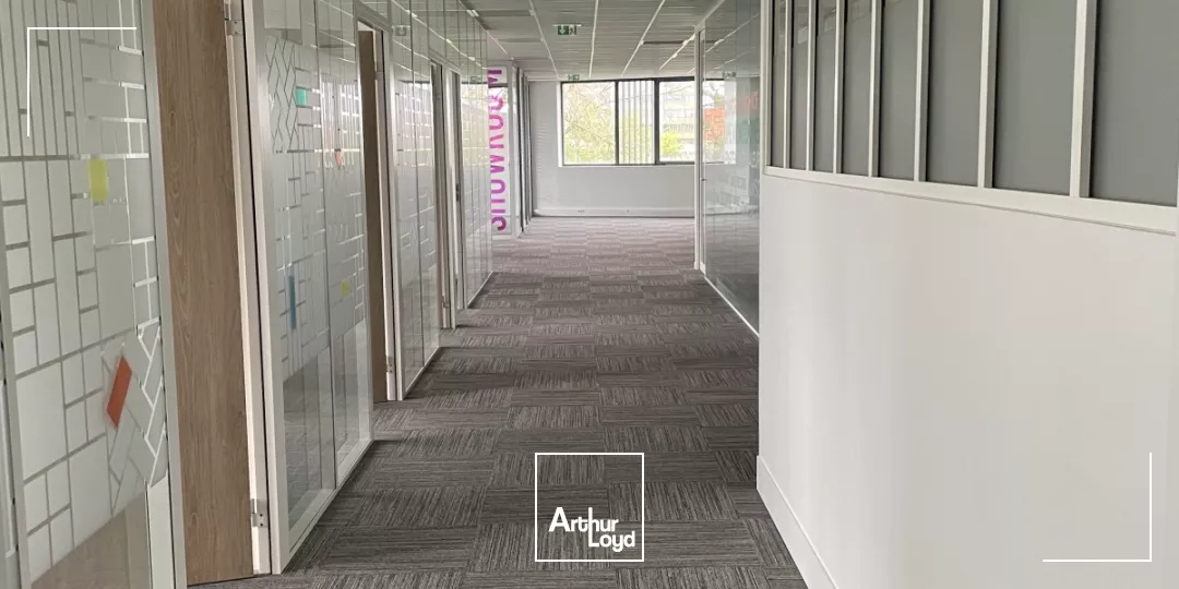 Bureaux lumineux et câblés à louer - Quartier dynamique avec accès métro, rooftop et services partagés