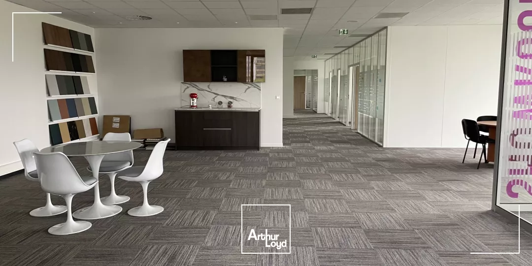 Bureaux lumineux et câblés à louer - Quartier dynamique avec accès métro, rooftop et services partagés