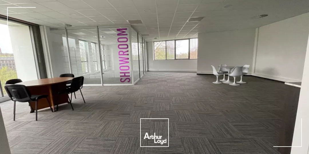 Bureaux lumineux et câblés à louer - Quartier dynamique avec accès métro, rooftop et services partagés