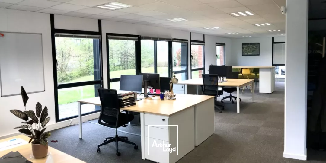 Bureaux à louer - Wambrechies - Rocade Nord-Ouest - Situé dans un environnement verdoyant et agréable, nous vous proposons à la location une belle surface de bureaux avec de très bonn...