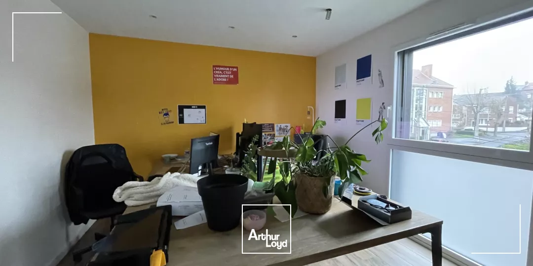 IMMEUBLE DE BUREAUX AVEC STOCKAGE A LOUER 