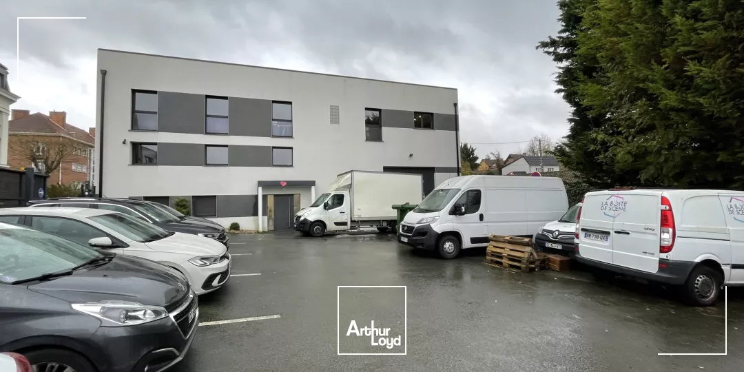 IMMEUBLE DE BUREAUX AVEC STOCKAGE A LOUER 