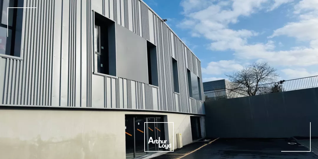LOCAUX ACTIVITES 408 M² LAVALLOT A VENDRE