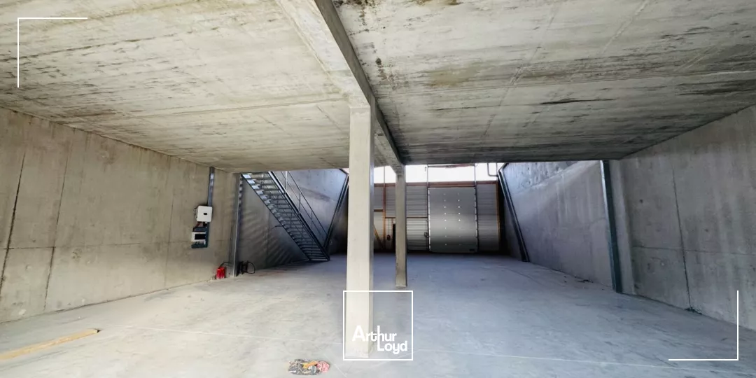 LOCAUX ACTIVITES 408 M² LAVALLOT A VENDRE