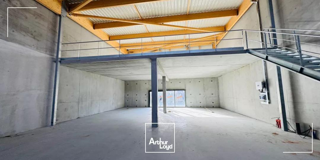 LOCAUX ACTIVITES 408 M² LAVALLOT A VENDRE