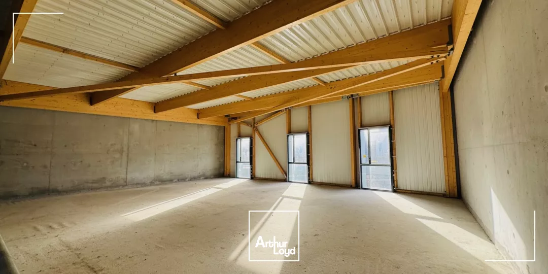 LOCAUX ACTIVITES 408 M² LAVALLOT A VENDRE