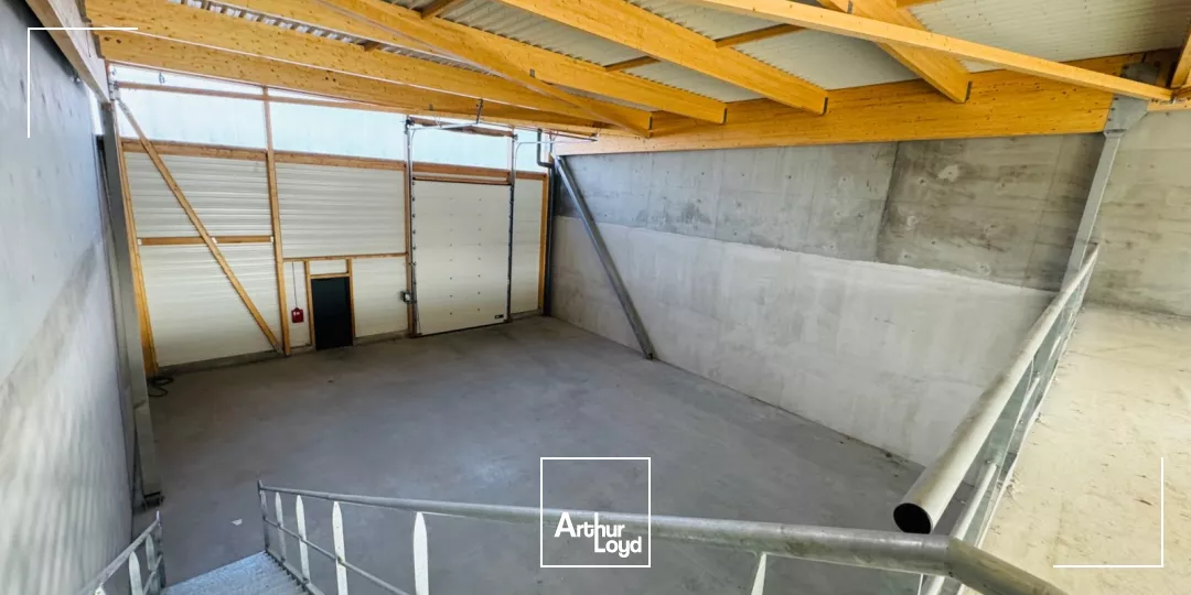 LOCAUX ACTIVITES 408 M² LAVALLOT A VENDRE