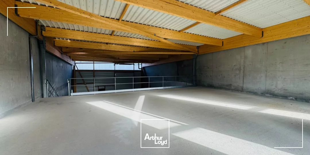 LOCAUX ACTIVITES 408 M² LAVALLOT A VENDRE