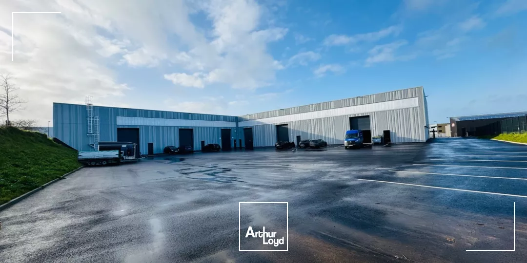 LOCAUX ACTIVITES 408 M² LAVALLOT A VENDRE