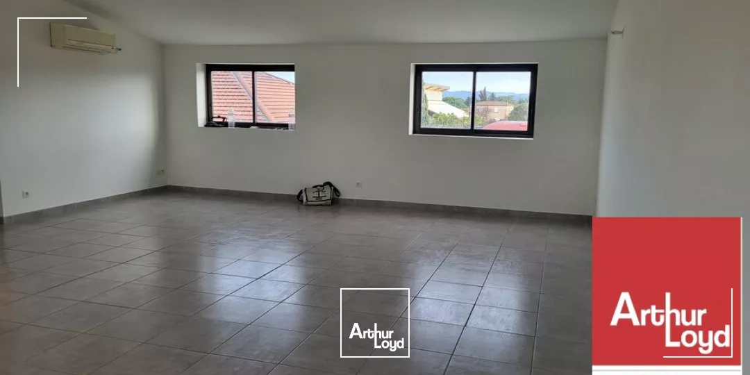 MONTELIMAR SUD - DANS UN RETAIL PARK AVEC COMMERCES - A LOUER BUREAUX AU PREMIER ETAGE