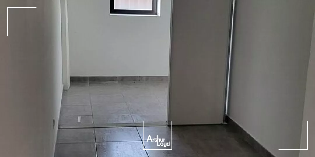 MONTELIMAR SUD - DANS UN RETAIL PARK AVEC COMMERCES - A LOUER BUREAUX AU PREMIER ETAGE