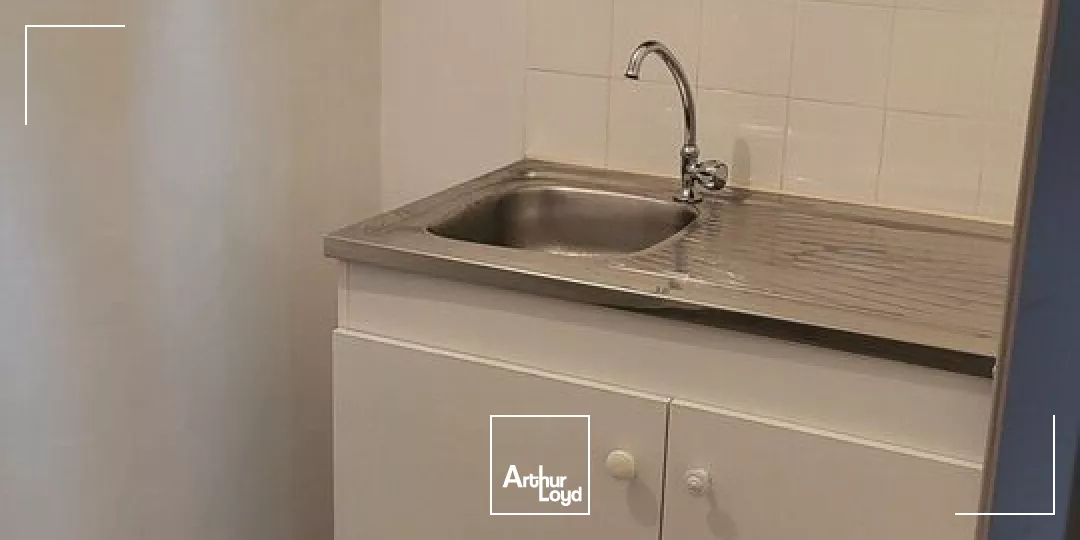 MONTELIMAR SUD - DANS UN RETAIL PARK AVEC COMMERCES - A LOUER BUREAUX AU PREMIER ETAGE