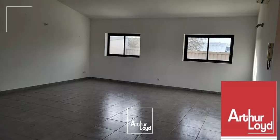 MONTELIMAR SUD - DANS UN RETAIL PARK AVEC COMMERCES - A LOUER BUREAUX AU PREMIER ETAGE