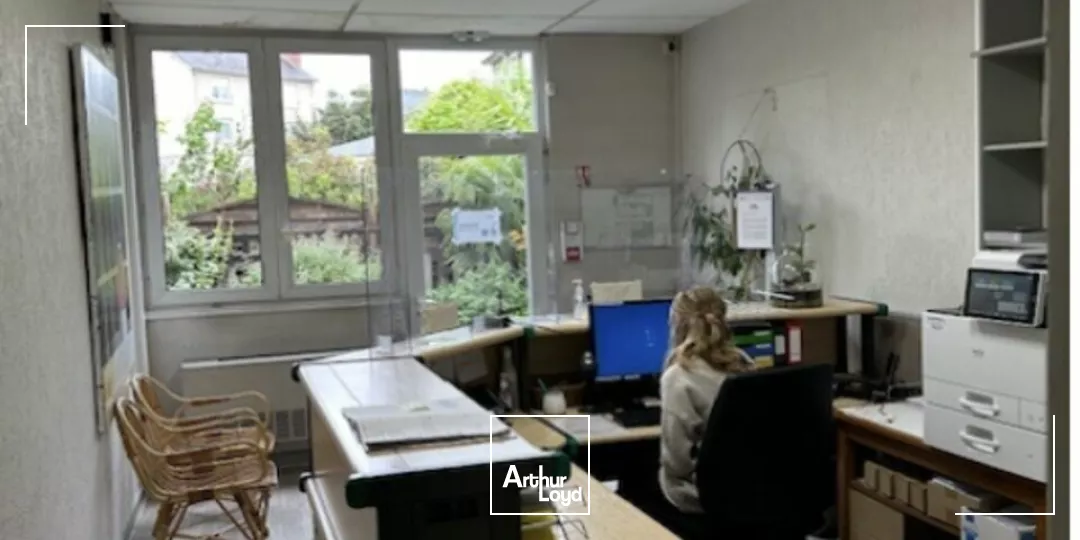 À Brive-la-Gaillarde, emplacement stratégique pour votre activité professionnelle !Profitez de la proximité du centre-ville, de l'autoroute A20 et de la gare SNCF pour installer votre...