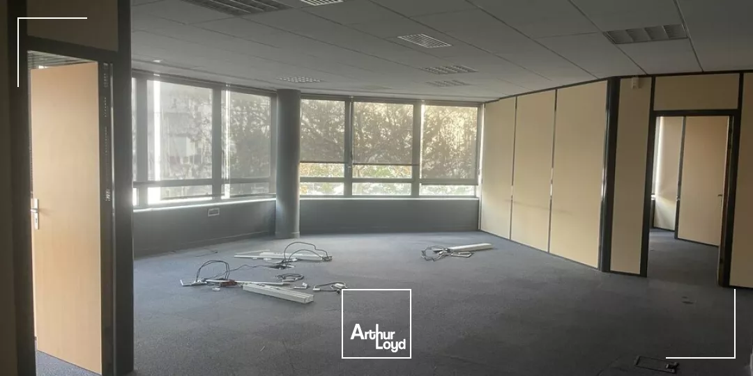 PLATEAUX DE BUREAUX 832 m2 + parkings privatifs