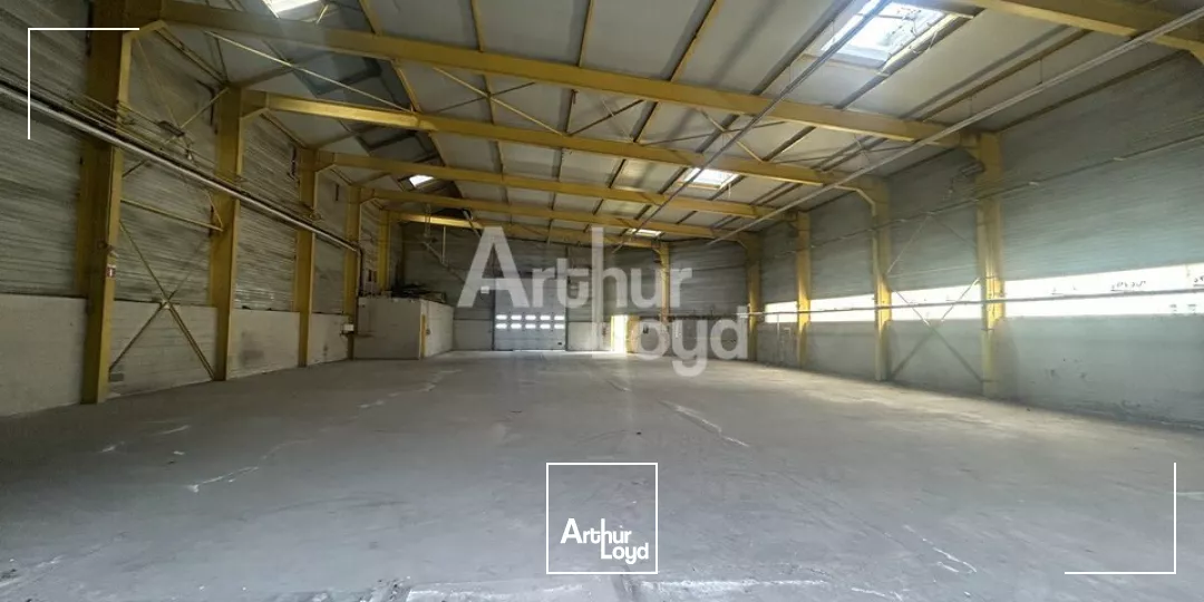 Montluçon, Zone Commerciale et d'Activité, grand entrepôt avec bureau à louer 3050m2 