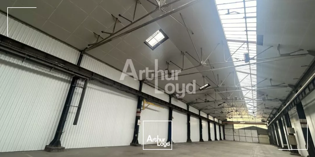 Montluçon, Zone Commerciale et d'Activité, grand entrepôt avec bureau à louer 3050m2 