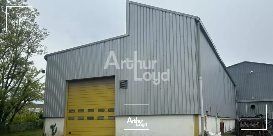 Montluçon, Zone Commerciale et d'Activité, grand entrepôt avec bureau à louer 3050m2 