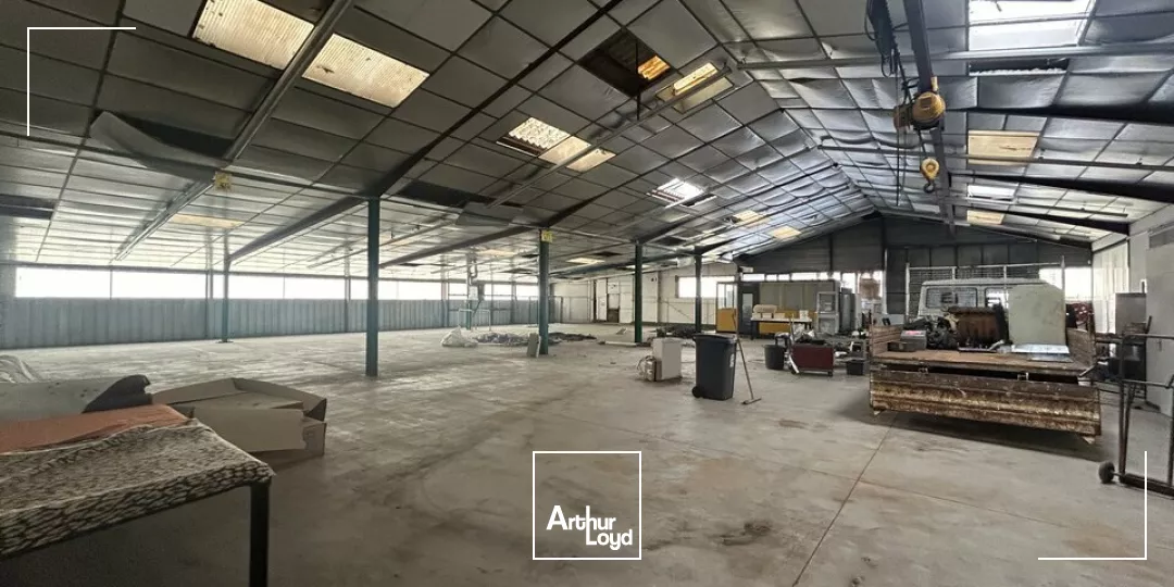 Montluçon, Zone Commerciale et d'Activité, grand entrepôt avec bureau à louer 3050m2 