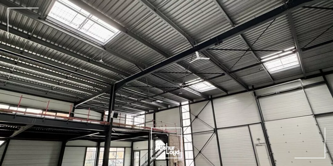 A VENDRE - ENTRÉE DE VILLE - Locaux d'activité neufs, d'une surface de 1 538 m2, (divisible lots 366 m2)