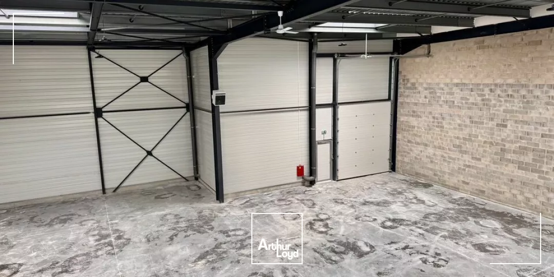 A VENDRE - ENTRÉE DE VILLE - Locaux d'activité neufs, d'une surface de 1 538 m2, (divisible 366 m2)