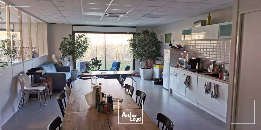 Plateau de bureaux quasi neuf, bien distribué et parfaitement équipé.