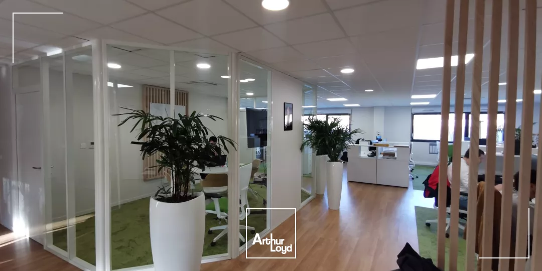 Plateau de bureaux quasi neuf, bien distribué et parfaitement équipé.