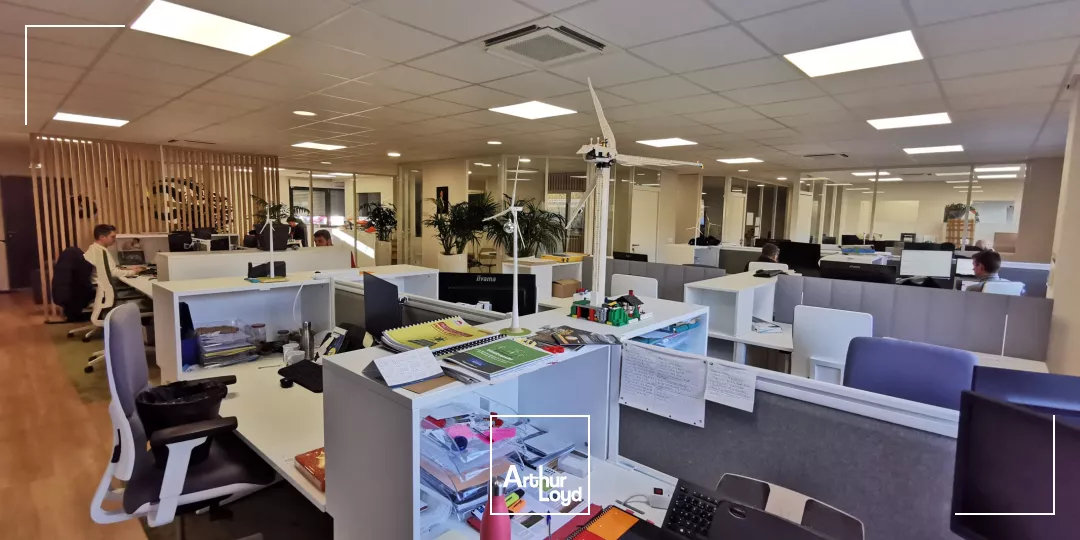 Plateau de bureaux quasi neuf, bien distribué et parfaitement équipé.