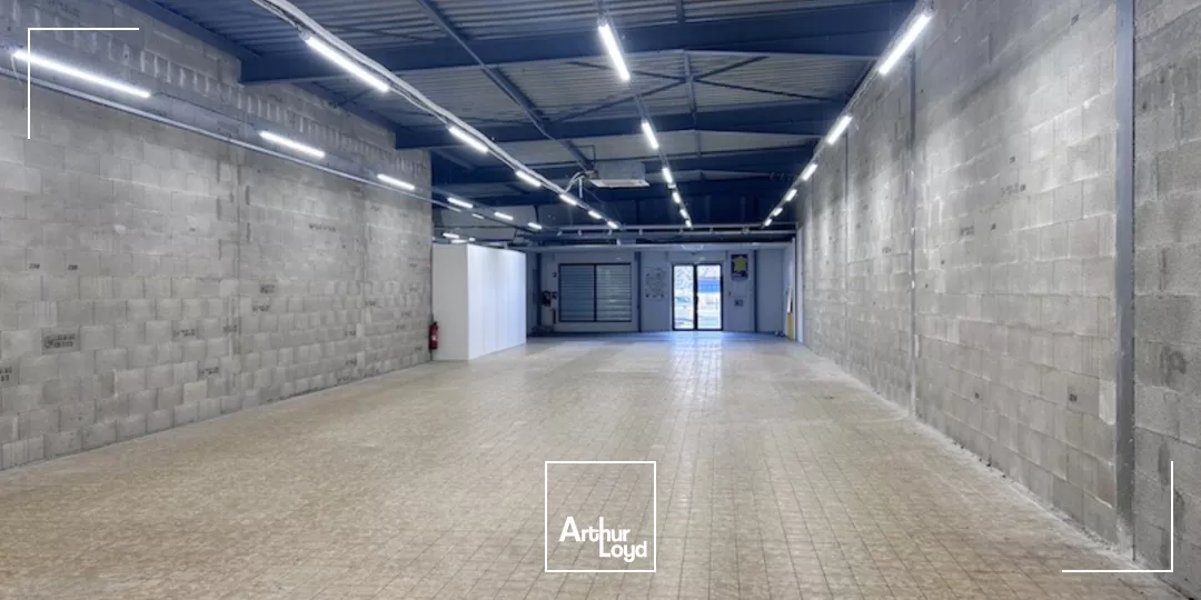 BOURG EN BRESSE - LOCAL COMMERCIAL - FACADE BOULEVARD