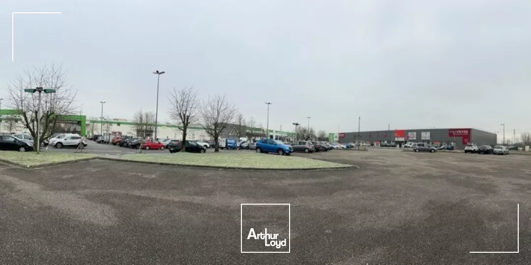 LOCAL COMMERCIAL à LOUER de 1350 m²